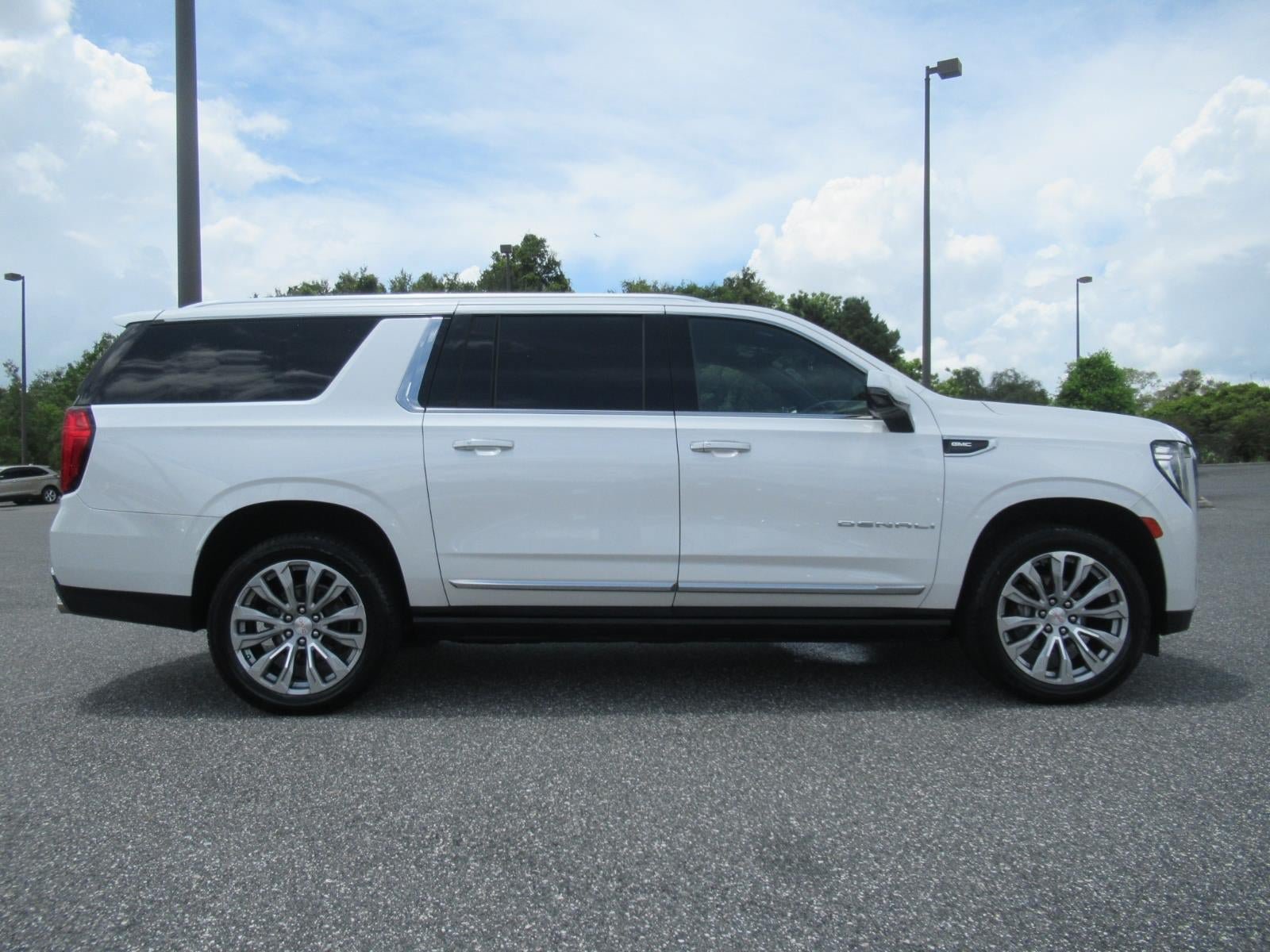 Used 2022 GMC Yukon XL Denali w/ Advanced Technology Package AWD/4WD image 2