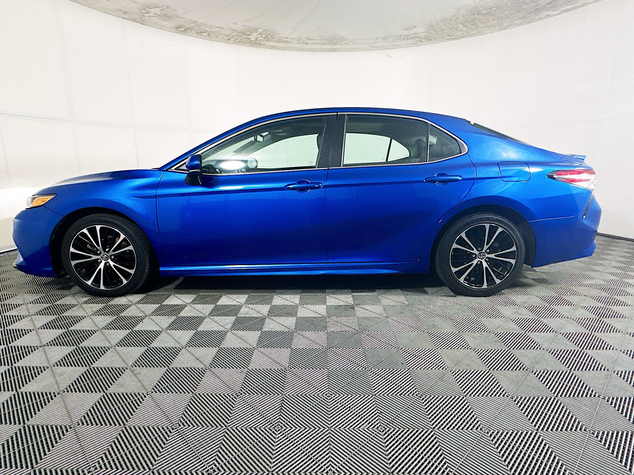 Used 2020 Toyota Camry SE w/ Audio Package FWD image 6