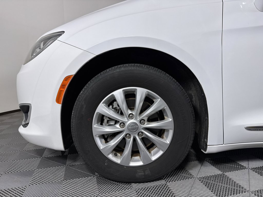Used 2017 Chrysler Pacifica Touring-L image 22