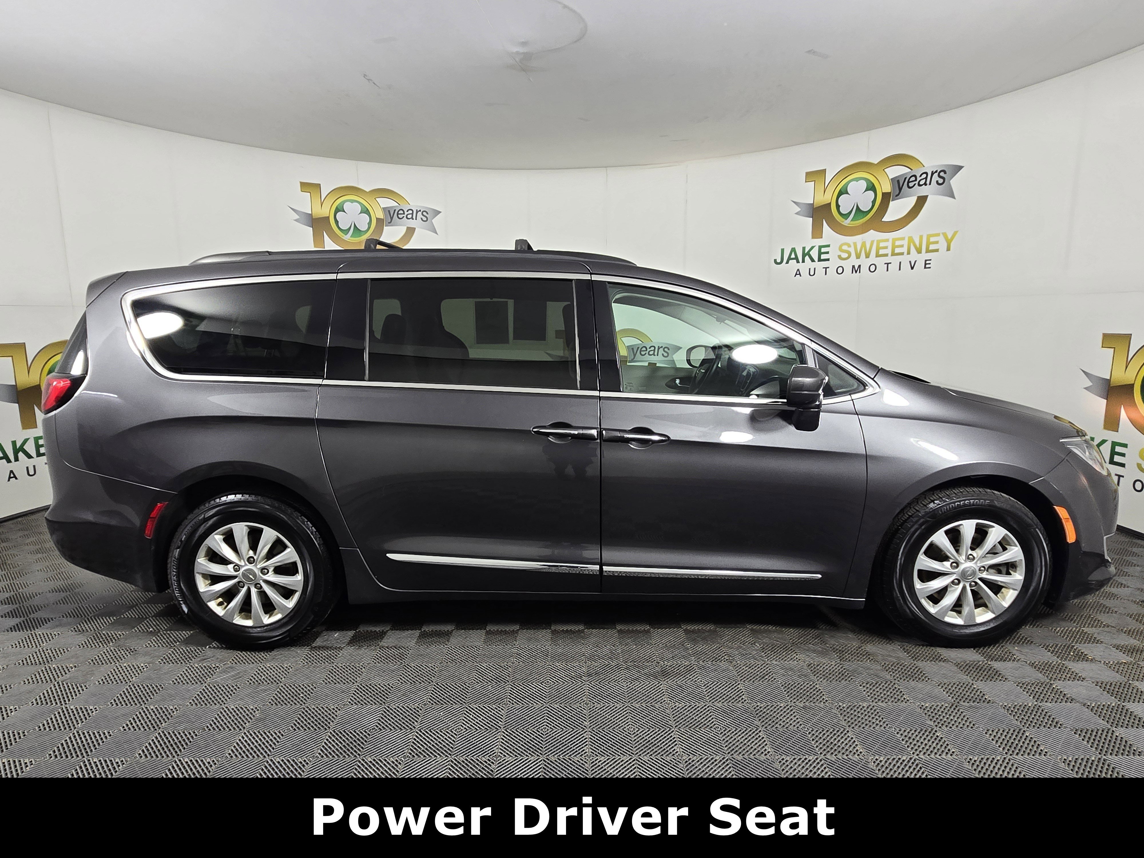Used 2017 Chrysler Pacifica Touring-L image 11