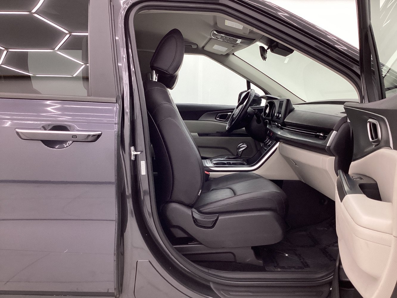 Used 2024 Kia Carnival LX FWD image 17