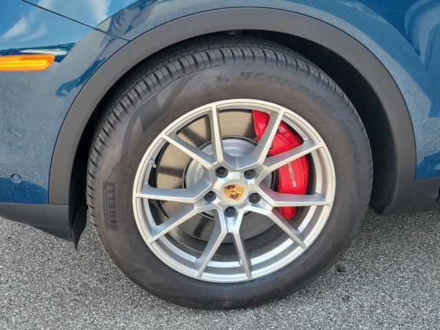 Certified 2025 Porsche Cayenne S AWD/4WD image 11