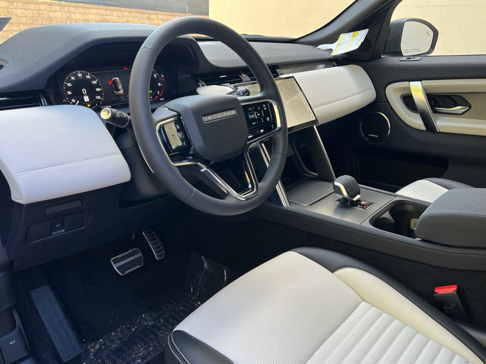 Used 2025 Land Rover Discovery Sport Dynamic SE image 12