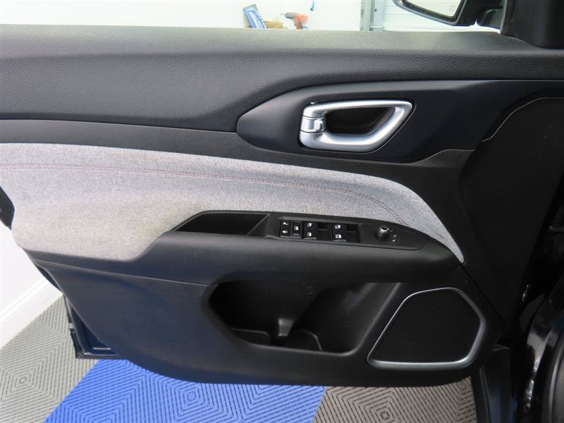 Used 2023 Jeep Compass Latitude AWD/4WD image 16