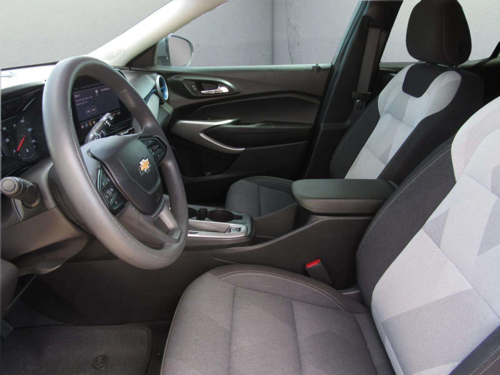 Used 2024 Chevrolet Trax LS w/ LS Convenience Package FWD image 14
