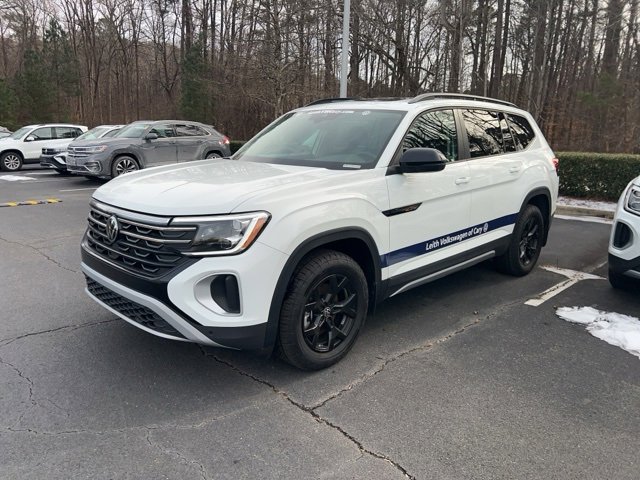 Used 2025 Volkswagen Atlas Peak Edition SE image 9