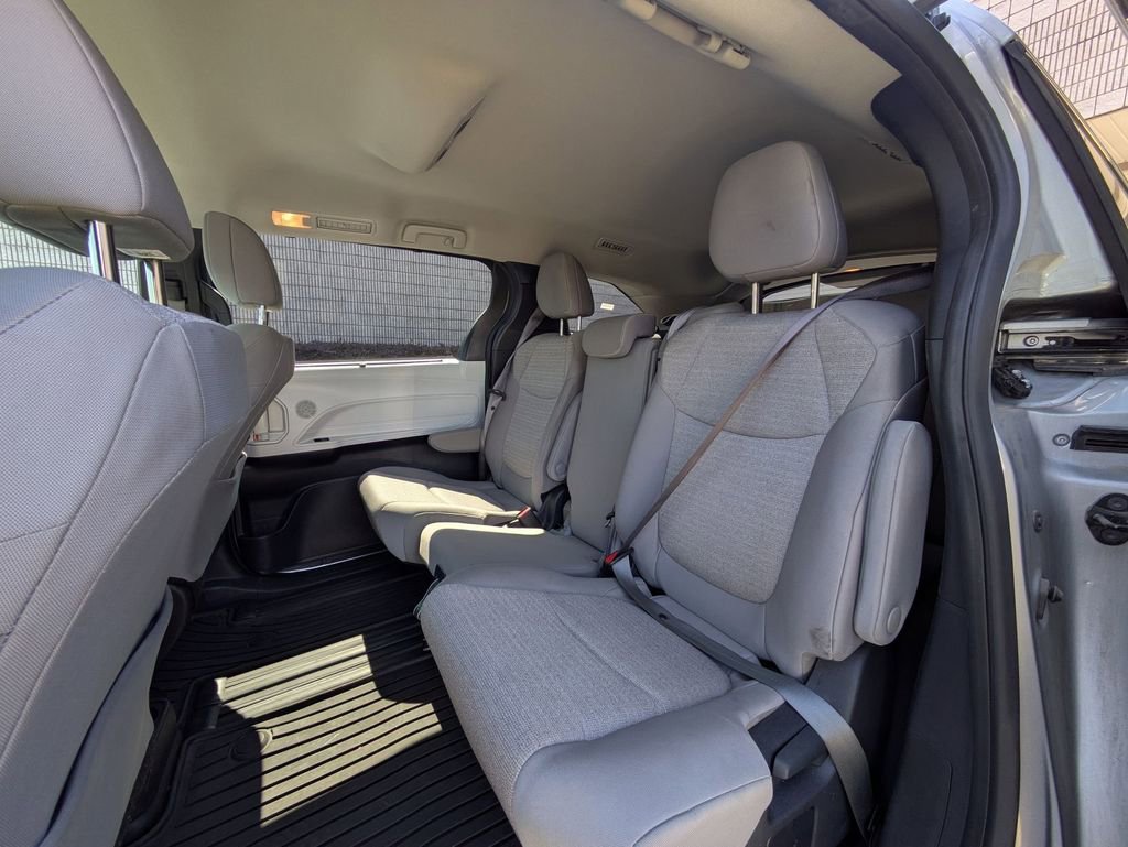 Used 2025 Toyota Sienna LE image 27