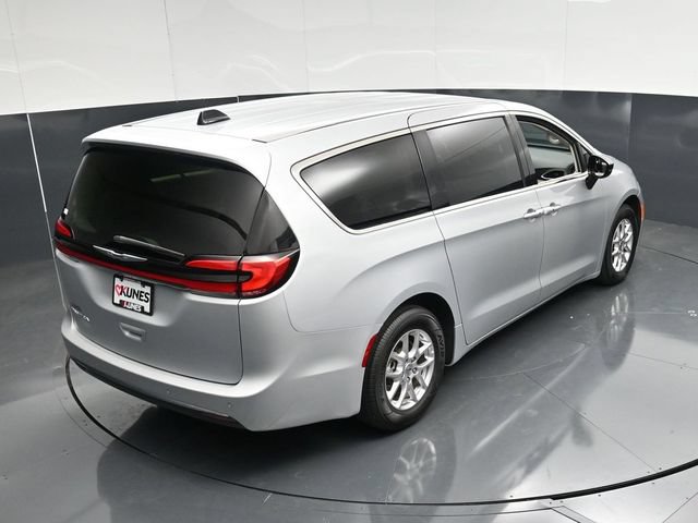 Certified 2024 Chrysler Pacifica Touring-L FWD image 46