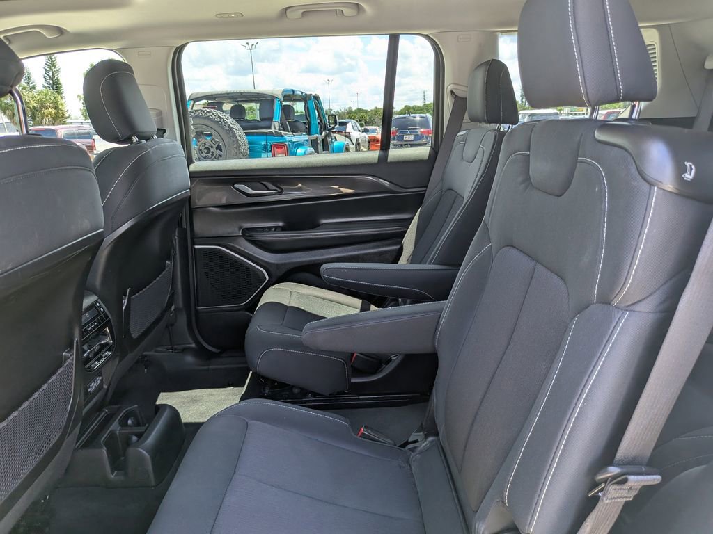 Used 2022 Jeep Grand Cherokee L Laredo w/ Luxury Tech Group I AWD/4WD image 20