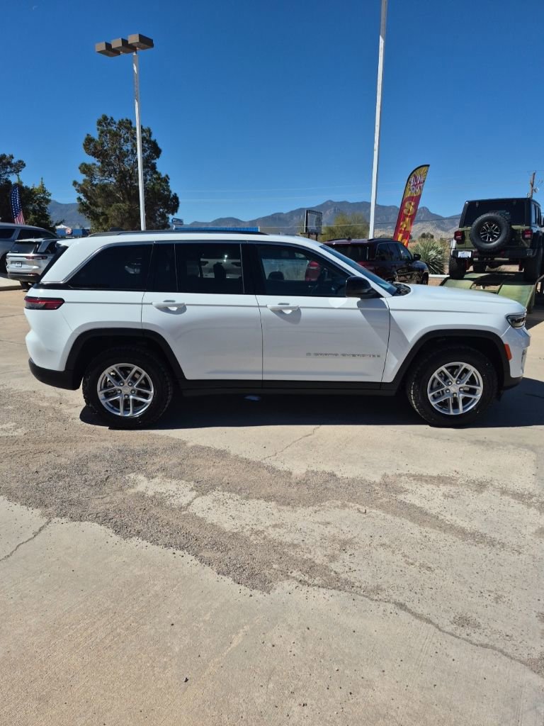 Used 2023 Jeep Grand Cherokee Laredo X image 4
