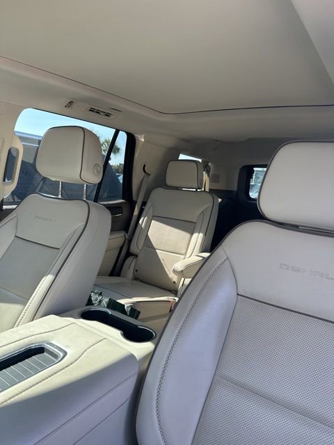 Used 2022 GMC Yukon Denali w/ Denali Premium Package image 11