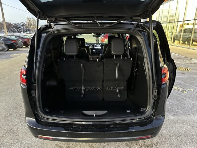 Used 2023 Chrysler Pacifica Limited w/ S Appearance Package image 10