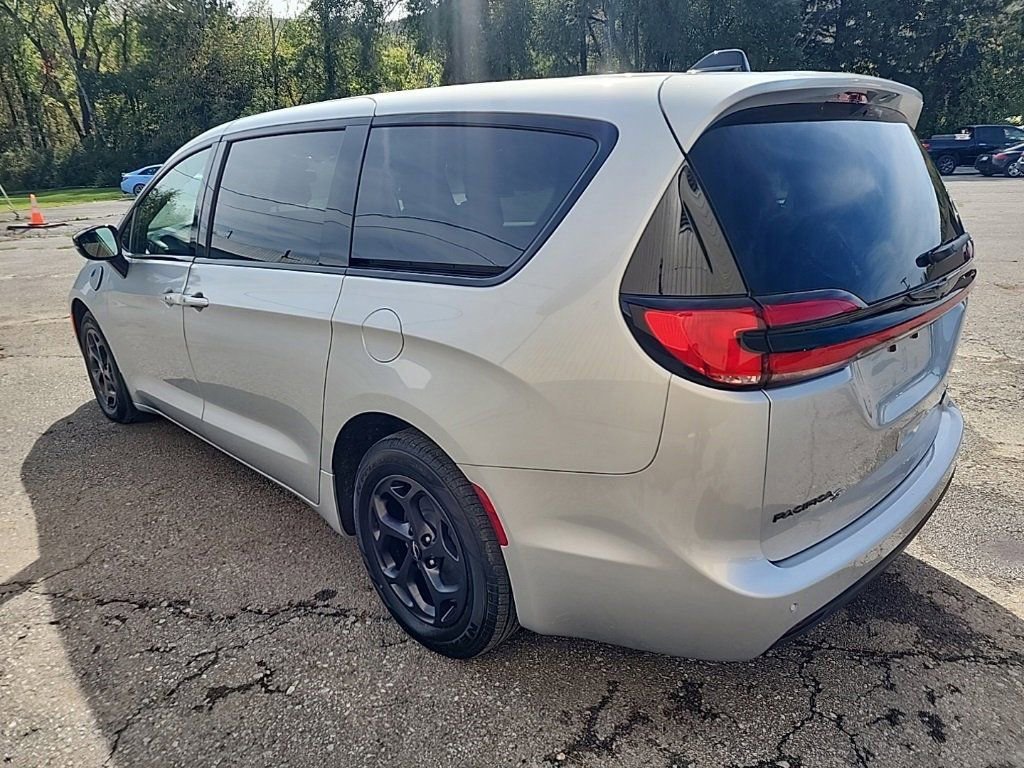 Used 2023 Chrysler Pacifica Limited w/ S Appearance Package image 6