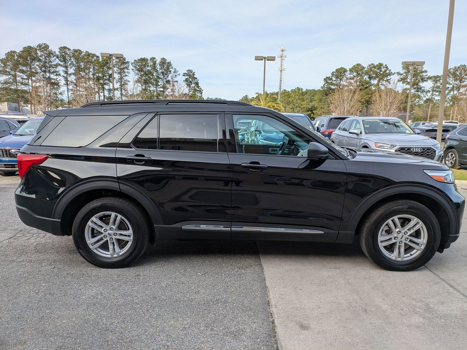 Certified 2023 Ford Explorer XLT image 3