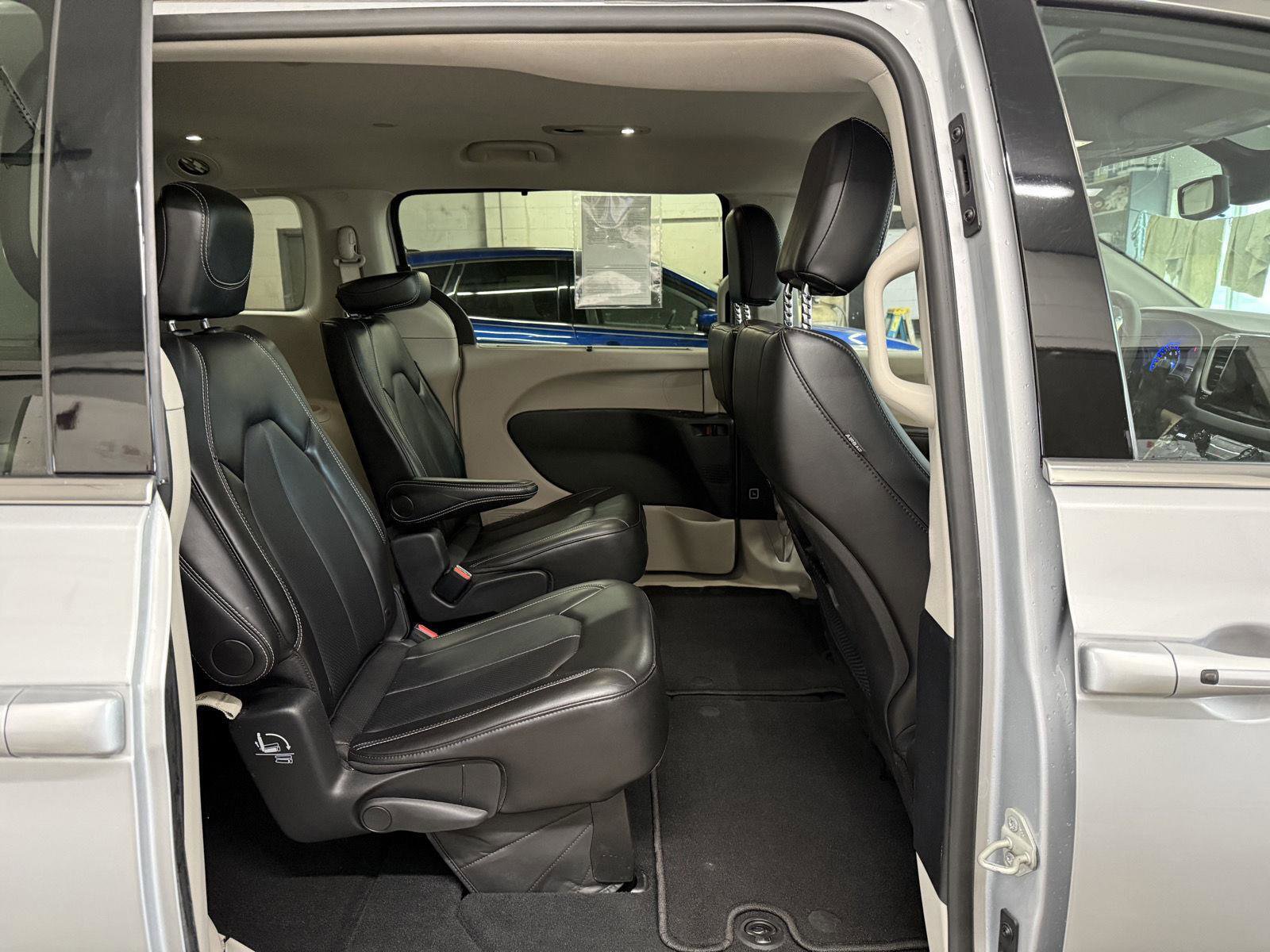 Used 2024 Chrysler Pacifica Touring-L image 20