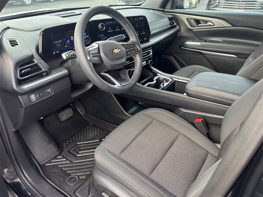 Used 2025 Chevrolet Traverse LT image 8