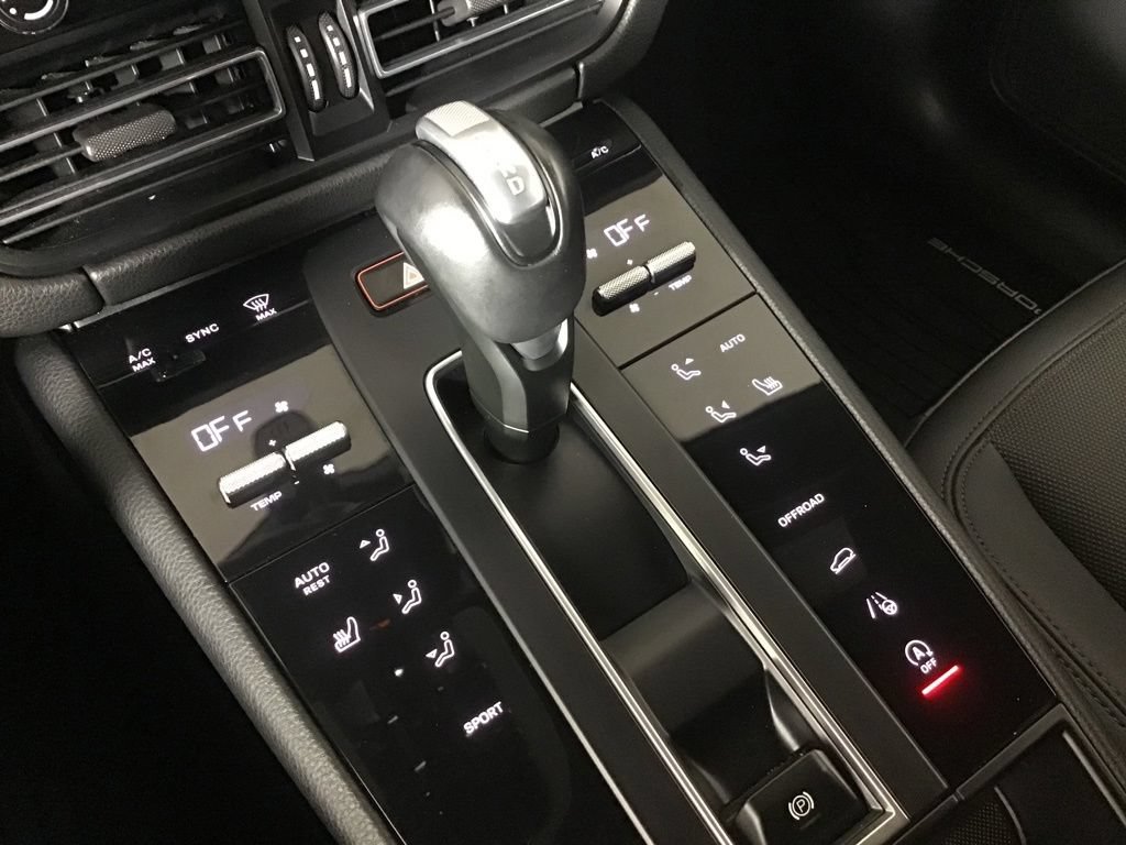 Certified 2024 Porsche Macan AWD/4WD image 37