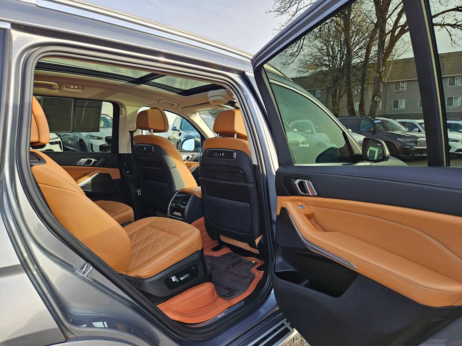 Used 2023 BMW X7 xDrive40i w/ Parking Assistance Package image 13