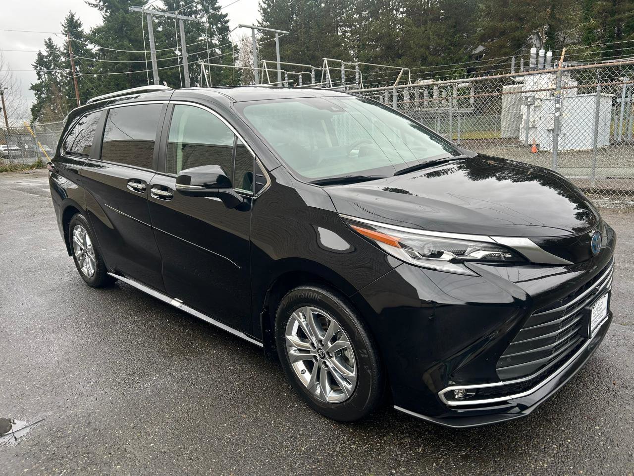 Used 2023 Toyota Sienna Platinum image 3