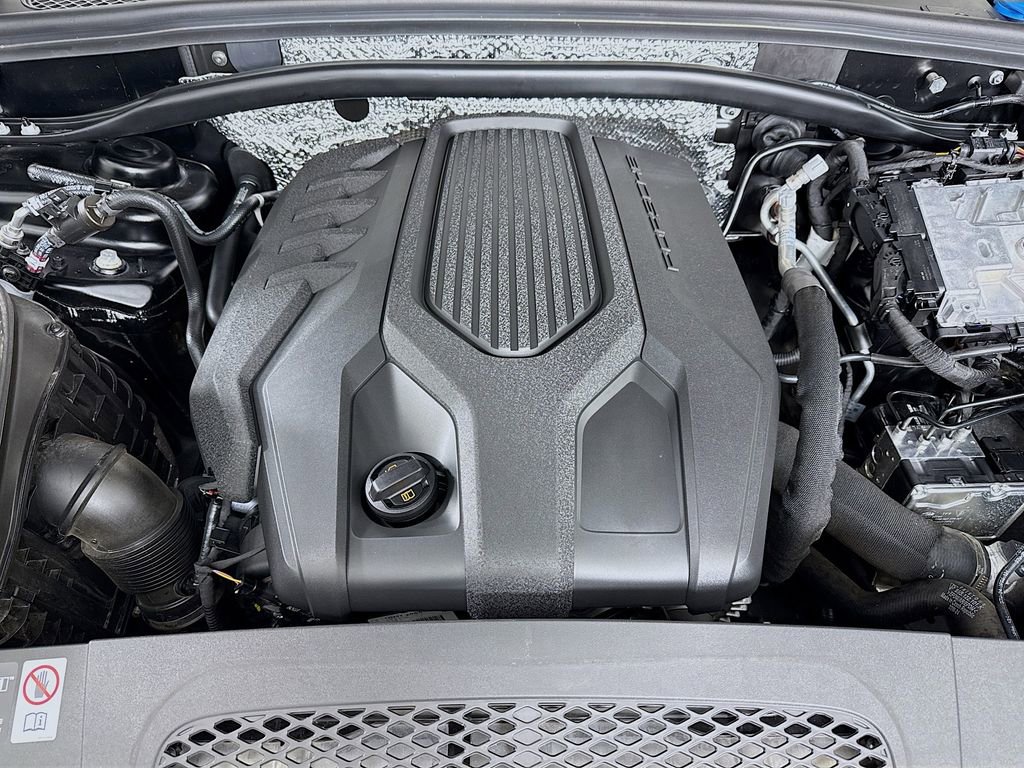 Certified 2025 Porsche Macan image 34