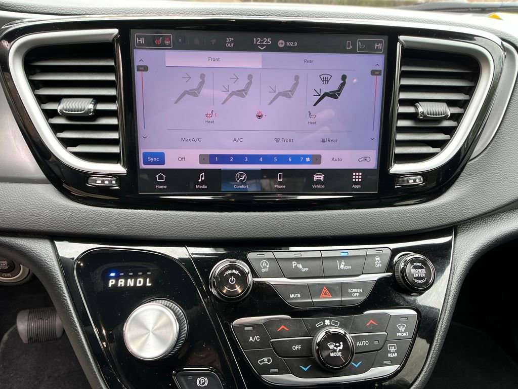 Used 2025 Chrysler Pacifica Select image 17