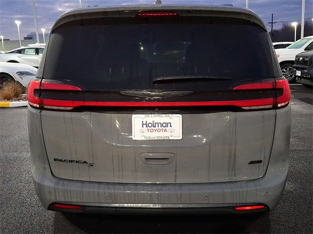 Used 2021 Chrysler Pacifica Touring-L w/ Uconnect Theater Family Group image 6