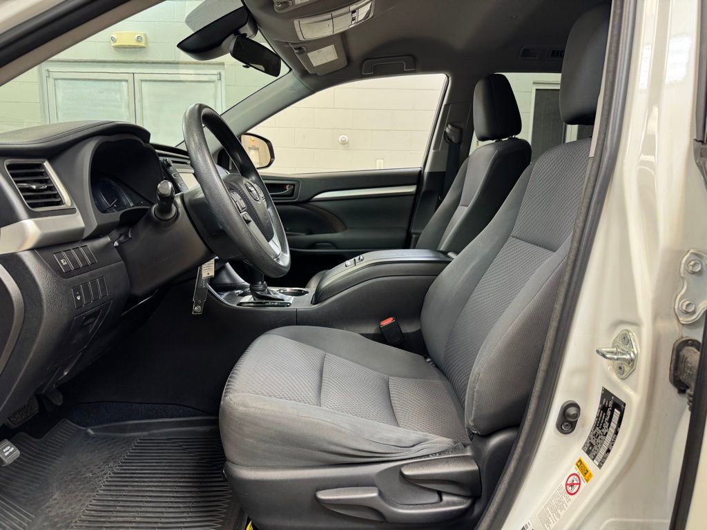 Used 2018 Toyota Highlander LE FWD image 11