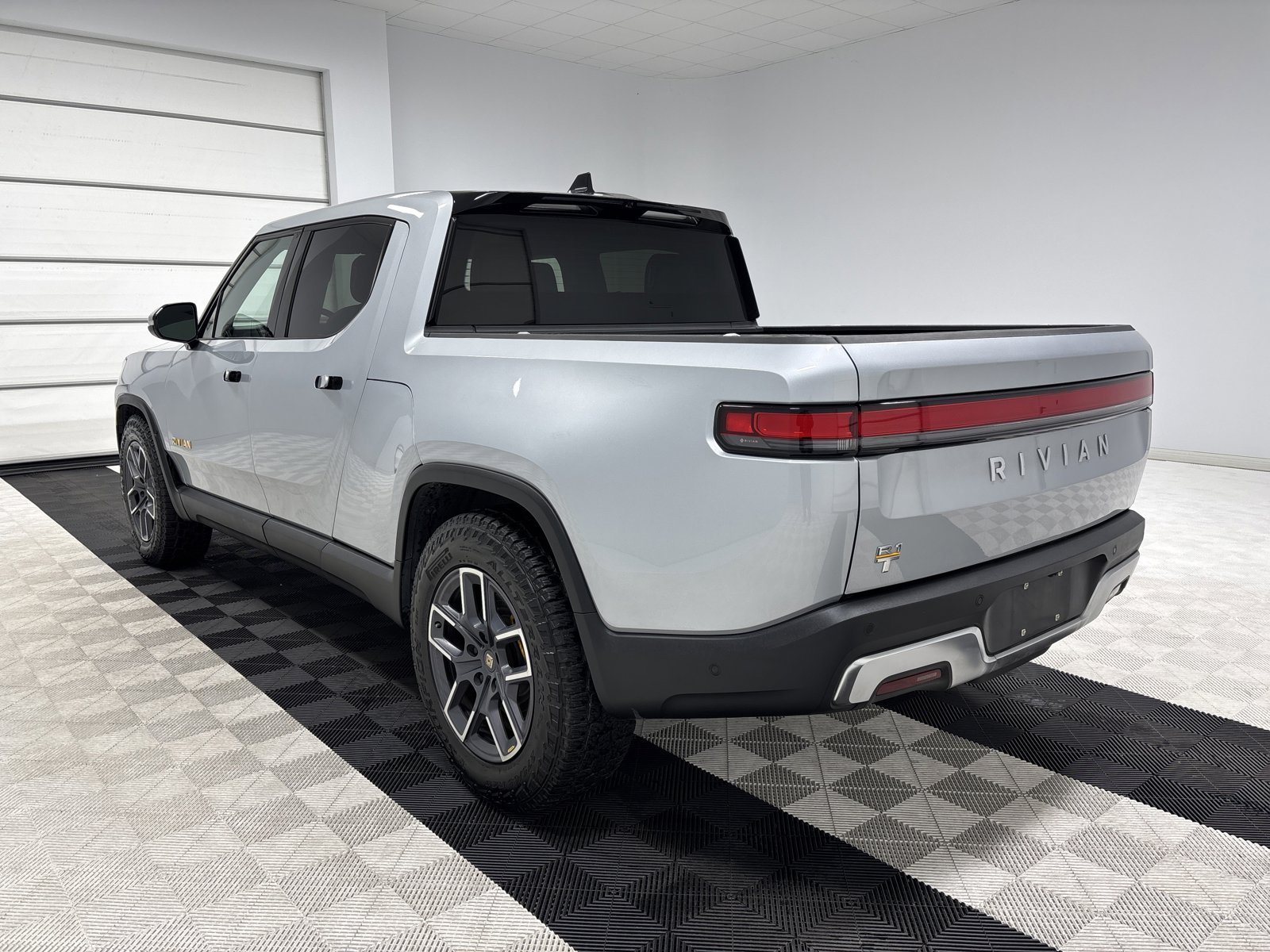 Used 2023 Rivian R1T Adventure image 3