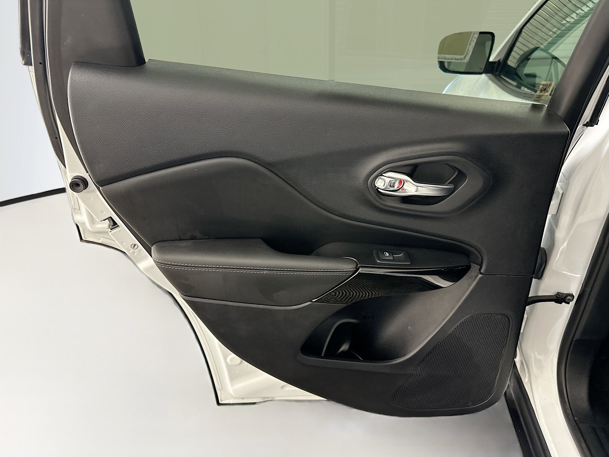 Used 2023 Jeep Cherokee Altitude Lux image 27