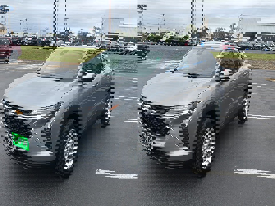 Used 2025 Chevrolet Trax LS w/ LS Convenience Package image 7