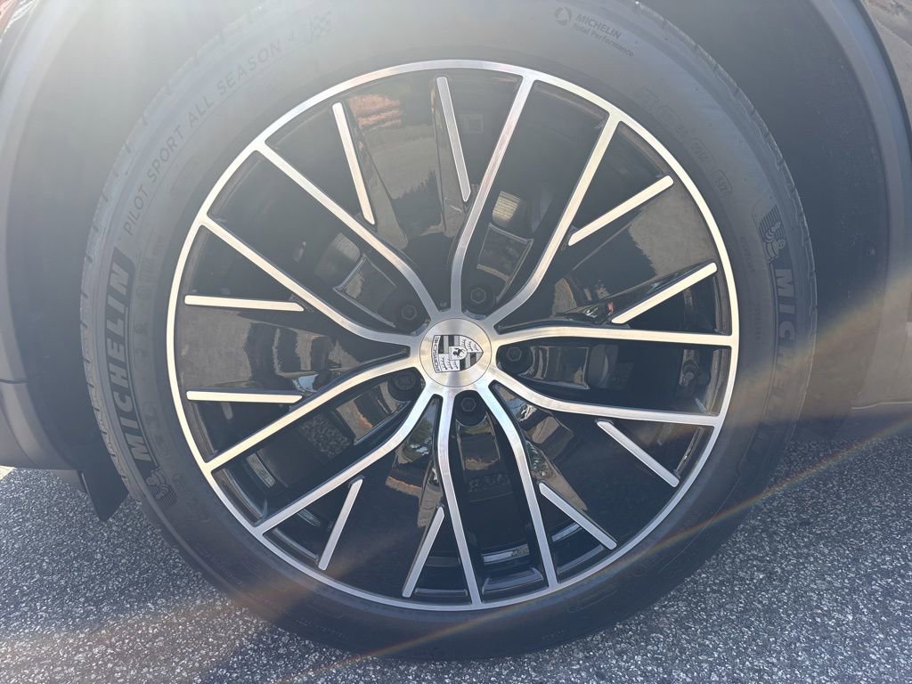 Certified 2025 Porsche Macan Electric RWD image 12