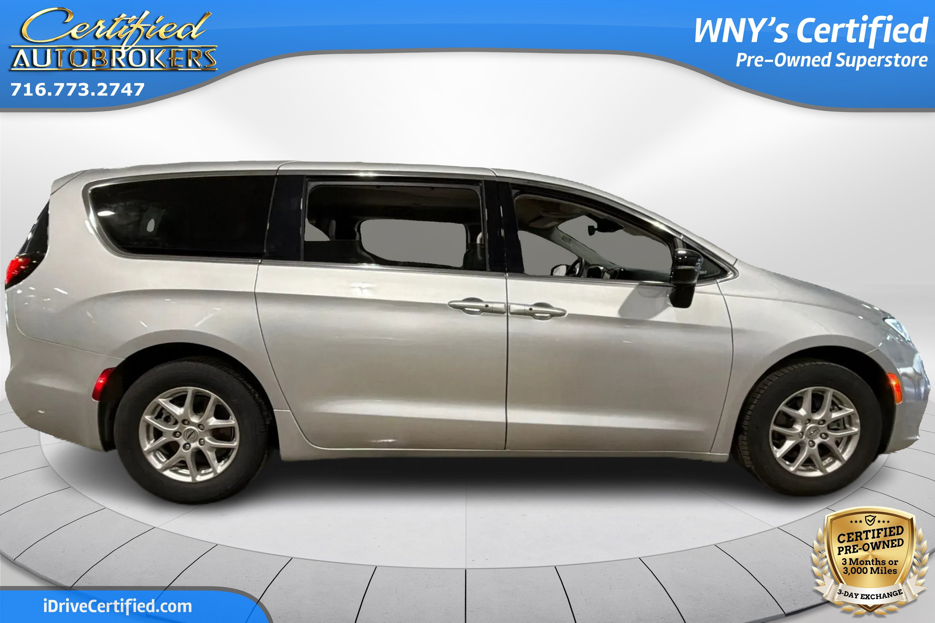 Used 2024 Chrysler Pacifica Touring-L FWD image 4