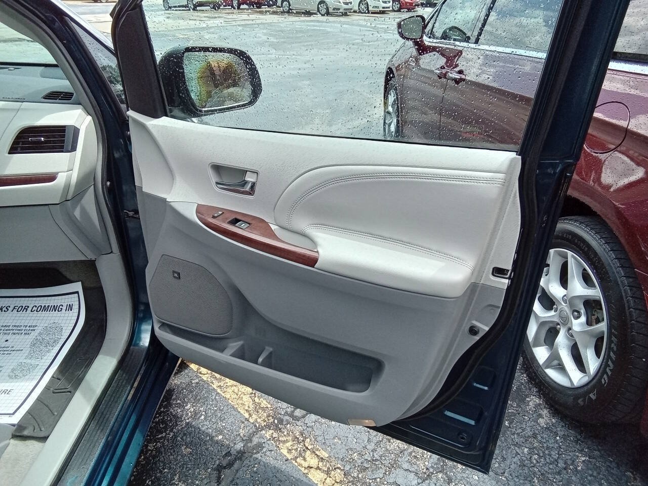 Used 2011 Toyota Sienna Limited w/ Entertainment Pkg FWD image 5