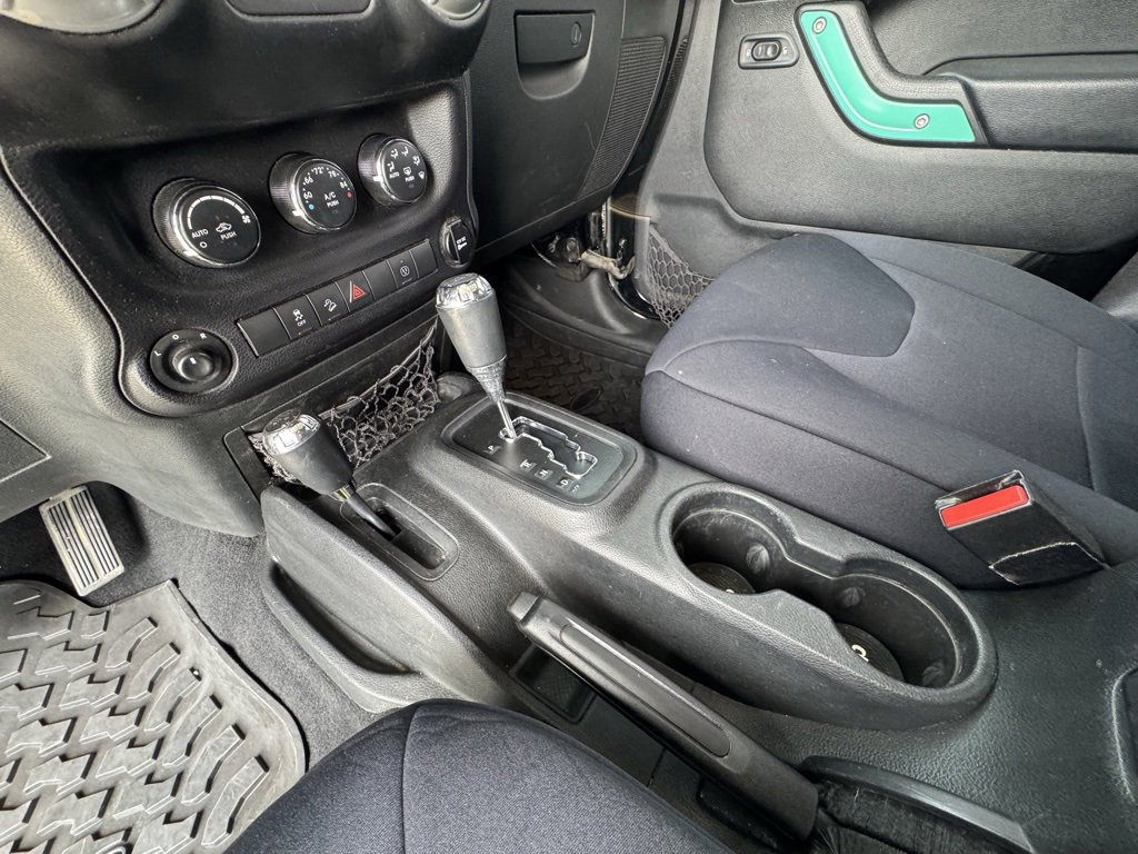 Used 2016 Jeep Wrangler Unlimited Sahara w/ Connectivity Group image 26