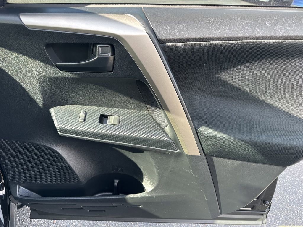 Used 2015 Toyota RAV4 LE image 31