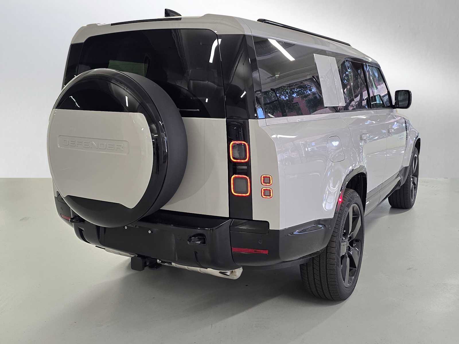 New 2026 Land Rover Defender 130 X-Dynamic SE image 5