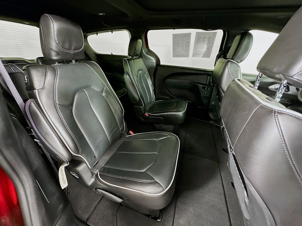 Certified 2025 Chrysler Pacifica Limited FWD image 40