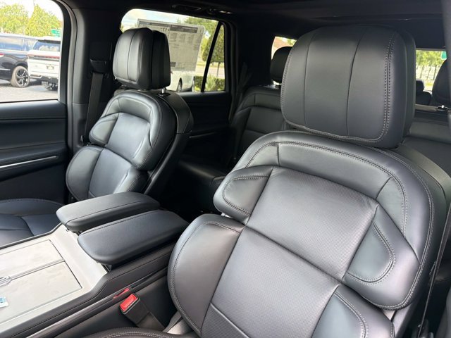 New 2026 Lincoln Navigator Reserve w/ Jet Appearance Package AWD/4WD image 12