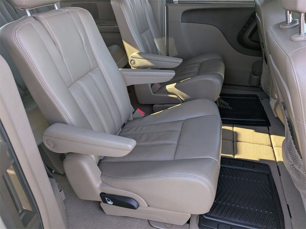 Used 2014 Chrysler Town & Country Touring-L w/ Driver Convenience Group image 21