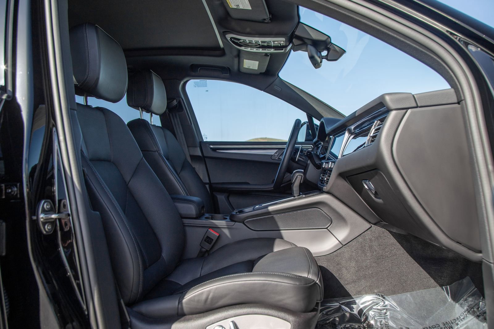 Certified 2025 Porsche Macan AWD/4WD image 26