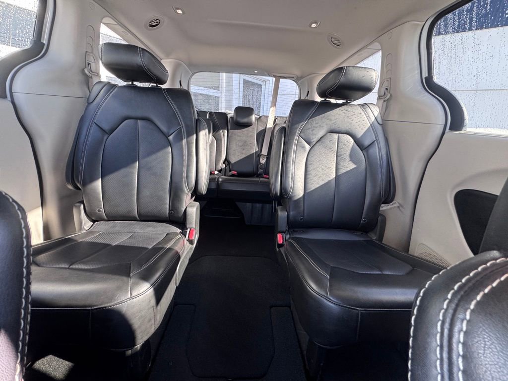 Used 2024 Chrysler Pacifica Touring-L image 21