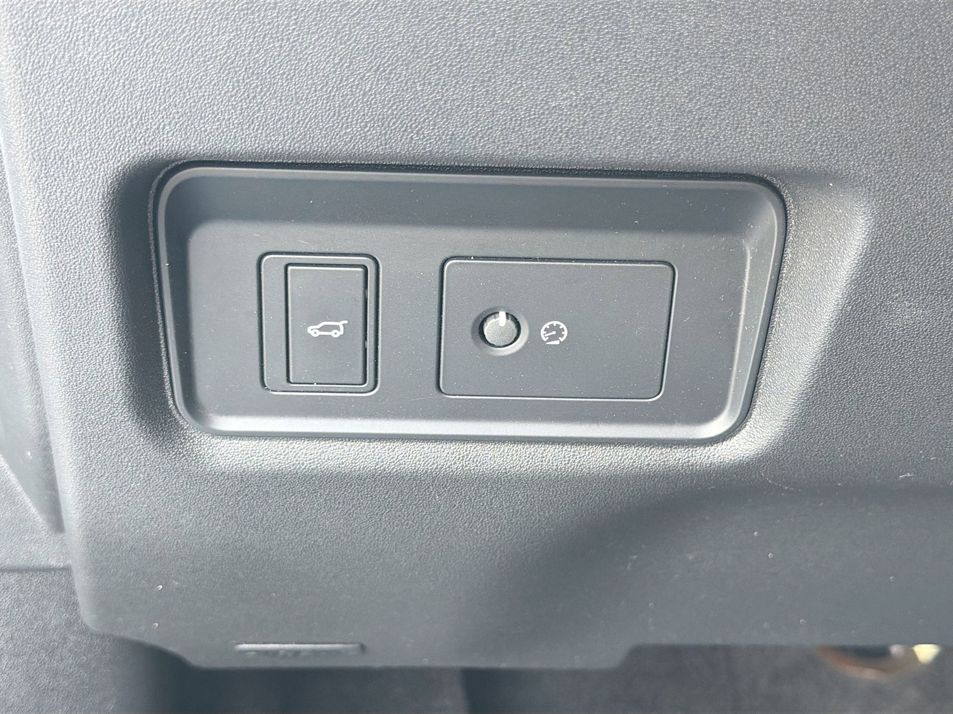 Used 2022 Jaguar E-PACE SE image 33