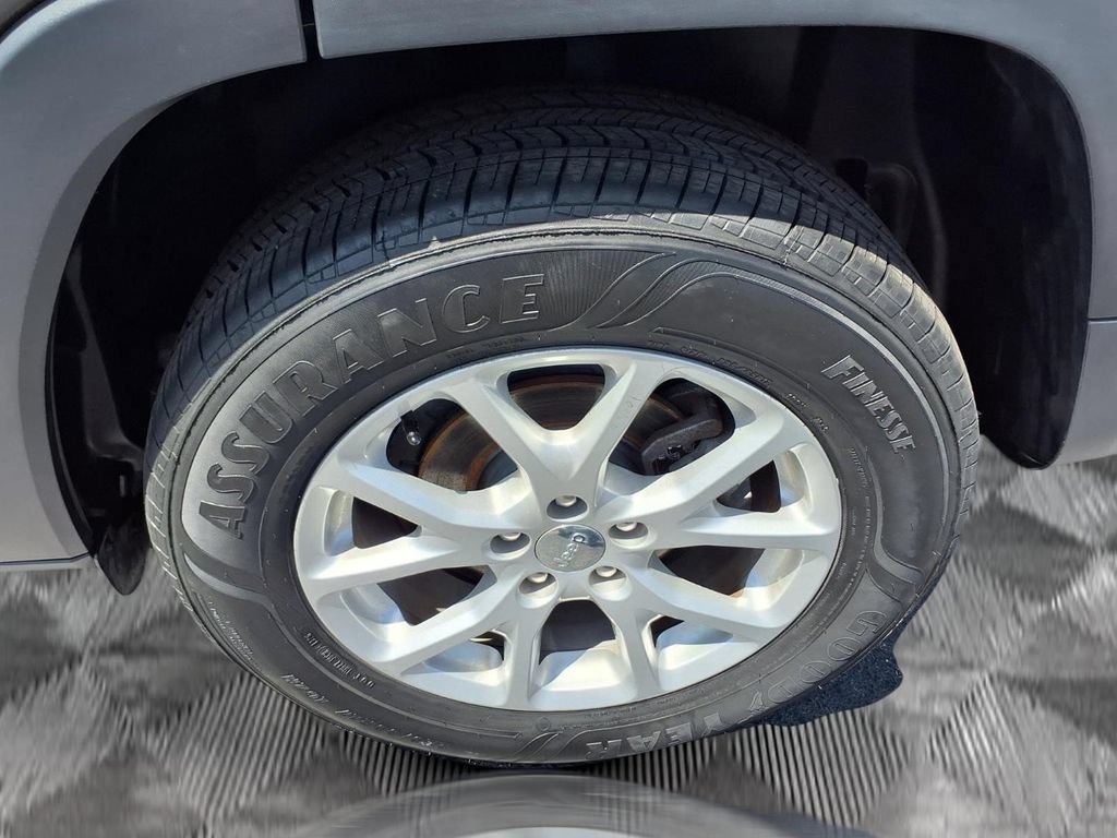 Used 2016 Jeep Cherokee Latitude w/ Safety/Convenience Group FWD image 19
