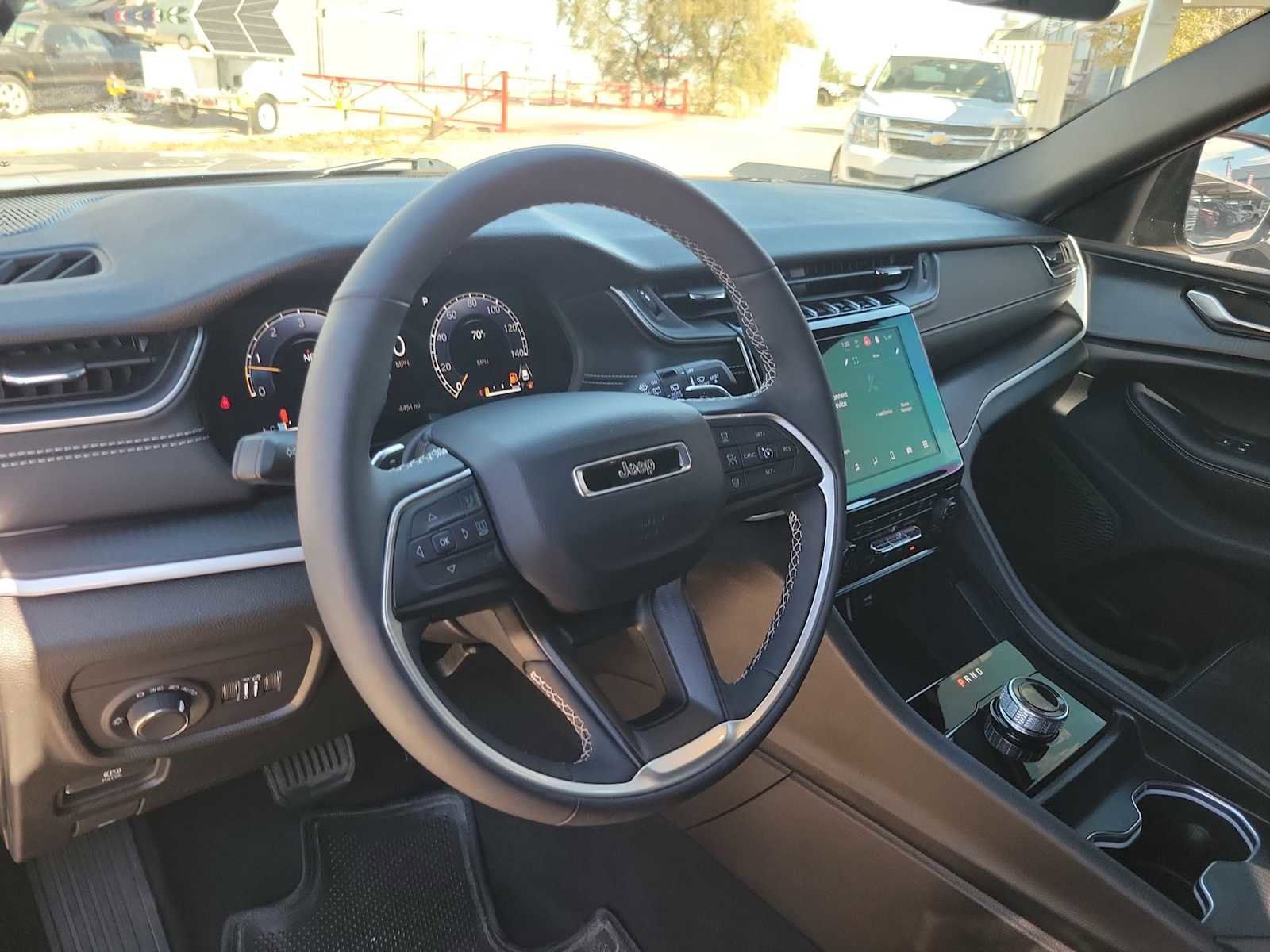 Used 2025 Jeep Grand Cherokee L Laredo image 2