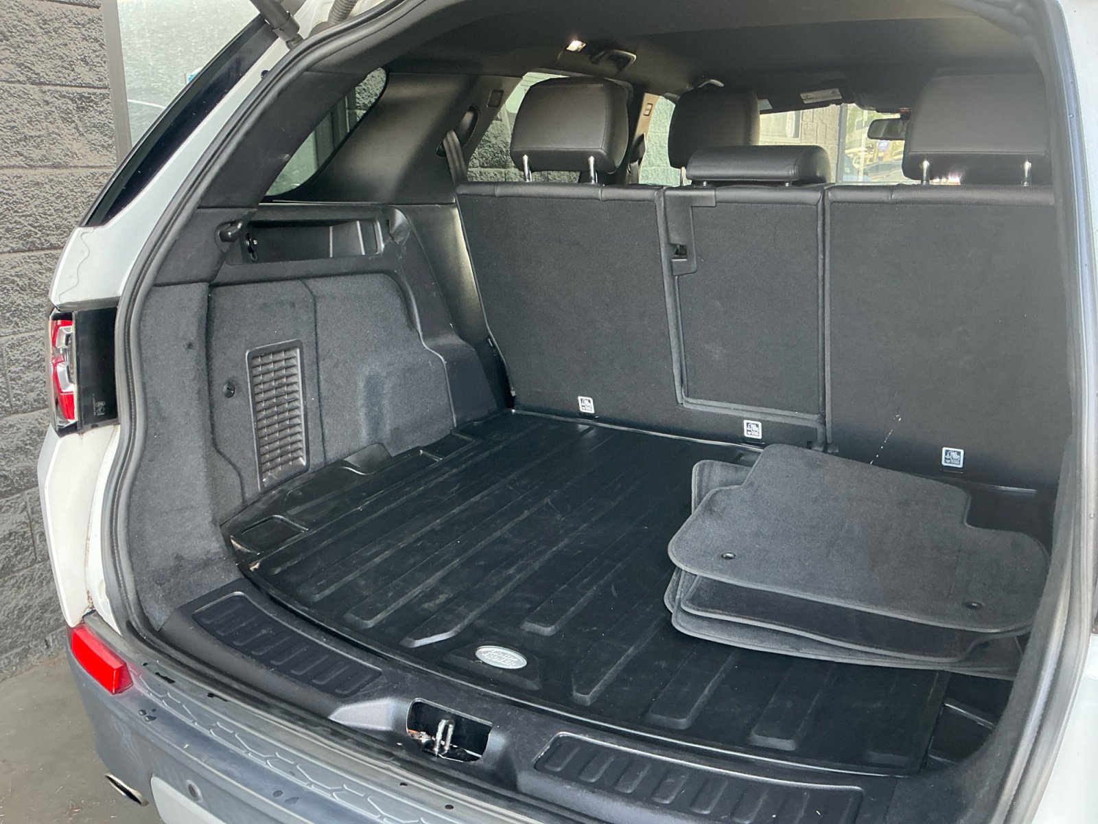 Used 2018 Land Rover Discovery Sport SE image 16