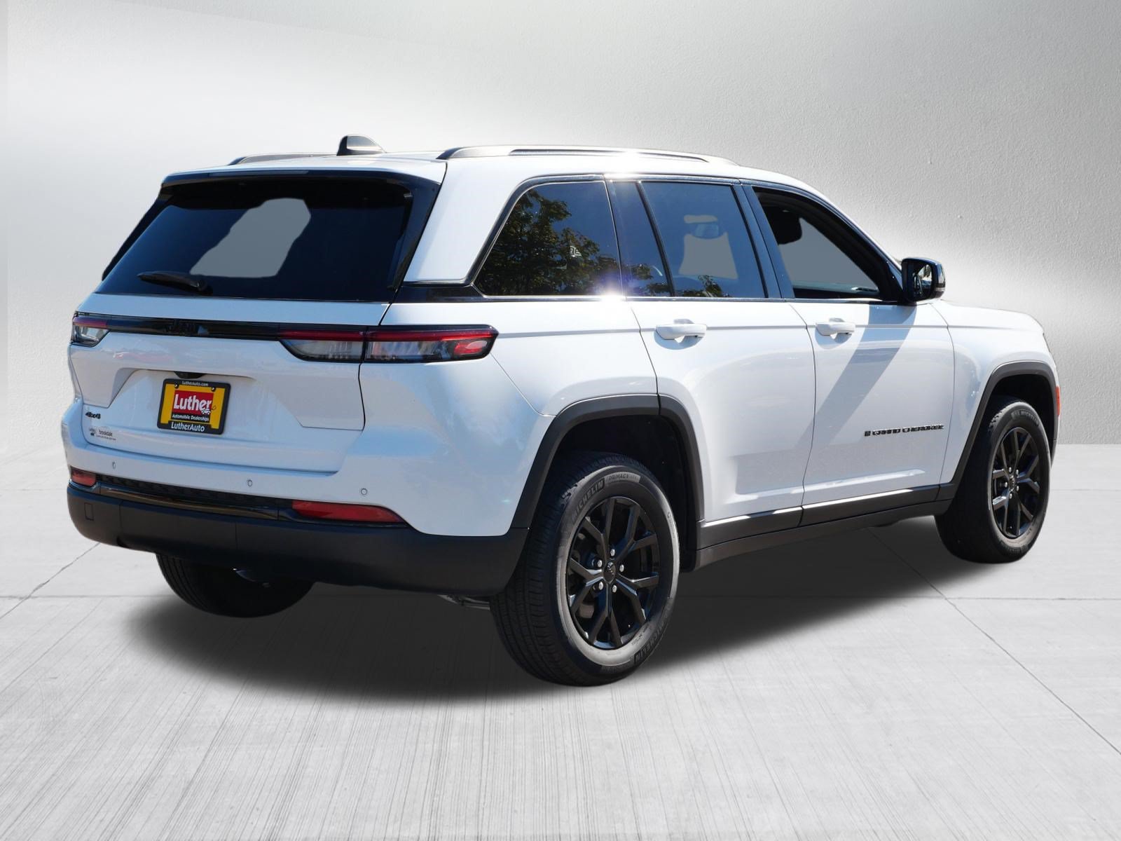 Used 2024 Jeep Grand Cherokee Altitude AWD/4WD image 7