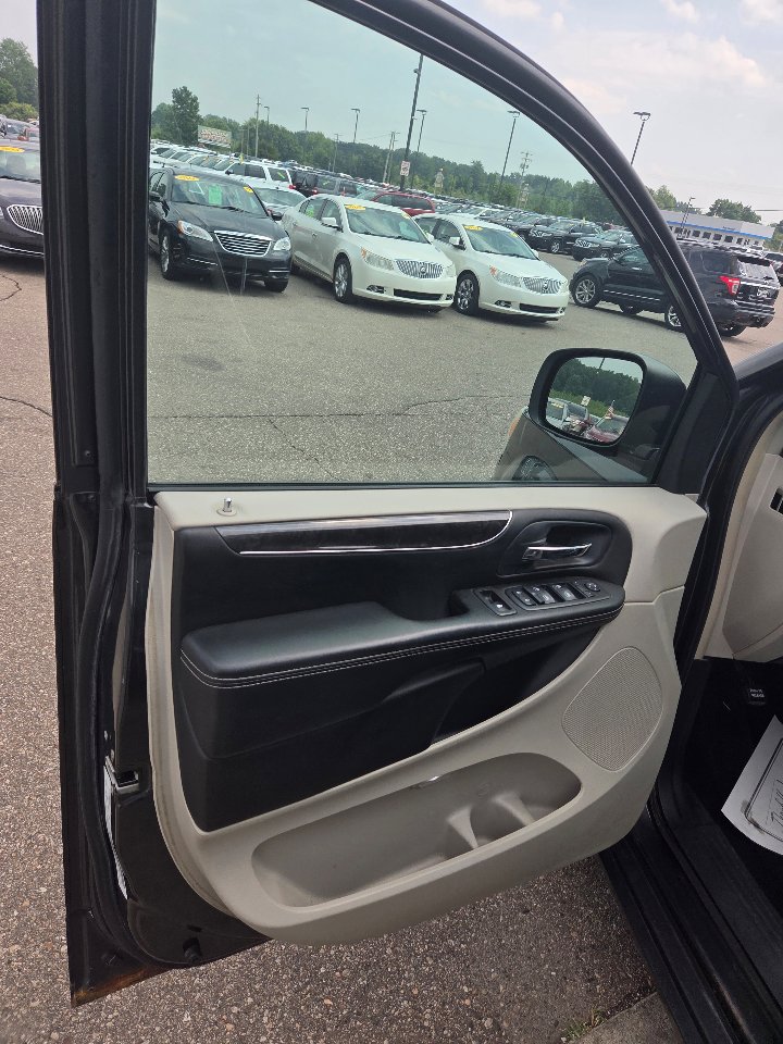 Used 2012 Chrysler Town & Country Touring w/ Entertainment Group #1 image 9