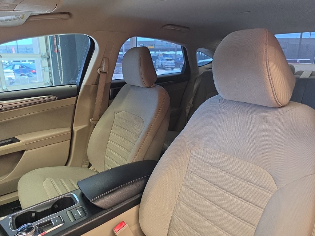 Used 2020 Ford Fusion SE FWD image 29