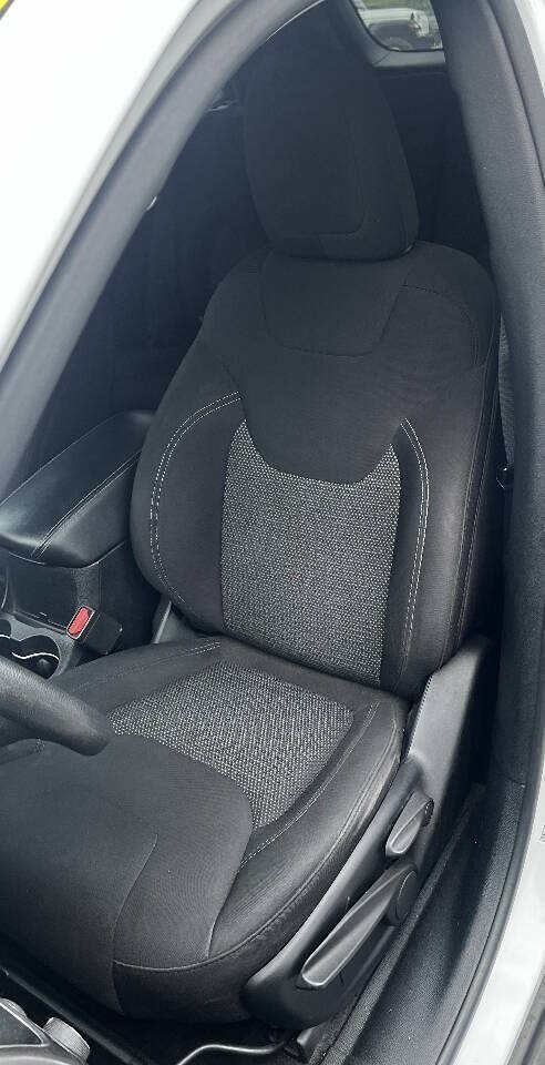 Used 2019 Jeep Cherokee Latitude w/ Popular Appearance Group FWD image 17