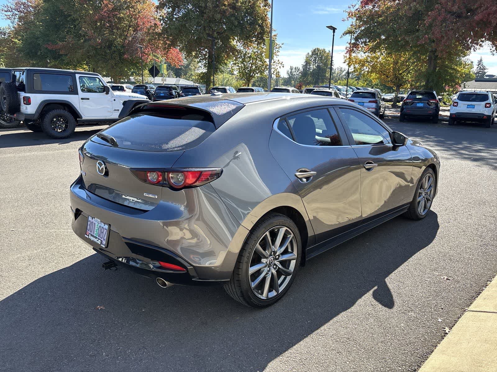 Used 2019 MAZDA MAZDA3 Hatchback w/ Preferred Package FWD image 4